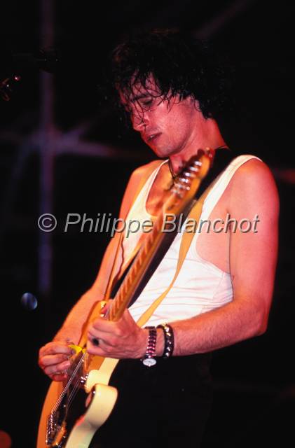 jeff buckley.JPG - Jeff Buckley (1966-1997), chanteur et guitariste compositeur américain.Ici en concert aux Eurockéennes de Belfort, 1995